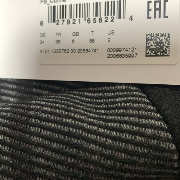 Woman’s coat - Picture 8 of 8